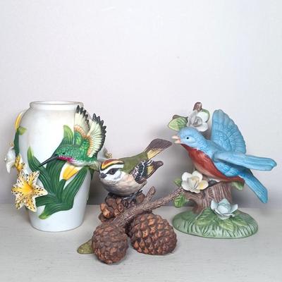 LOT 136: Lenox Golden Crowned Kinglet, LaVie Abbey Collection Hummingbird Vase & Crown Royal Bluebird
