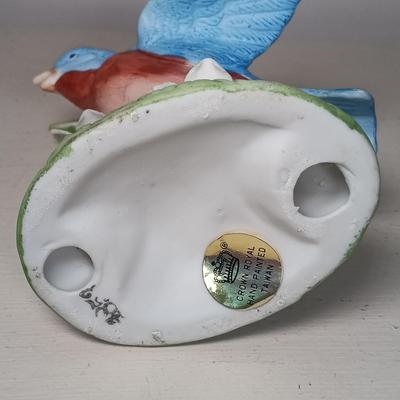 LOT 136: Lenox Golden Crowned Kinglet, LaVie Abbey Collection Hummingbird Vase & Crown Royal Bluebird