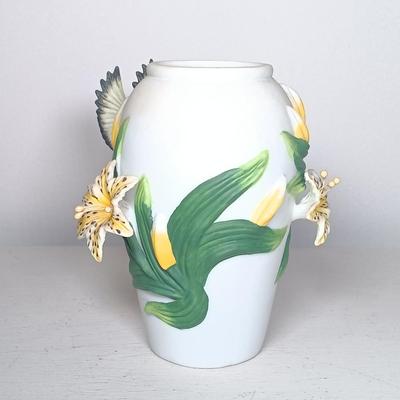 LOT 136: Lenox Golden Crowned Kinglet, LaVie Abbey Collection Hummingbird Vase & Crown Royal Bluebird