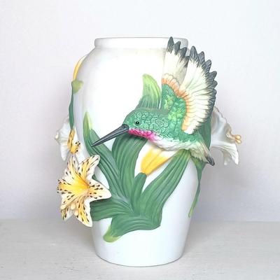 LOT 136: Lenox Golden Crowned Kinglet, LaVie Abbey Collection Hummingbird Vase & Crown Royal Bluebird