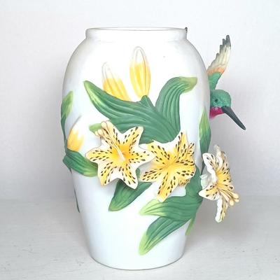 LOT 136: Lenox Golden Crowned Kinglet, LaVie Abbey Collection Hummingbird Vase & Crown Royal Bluebird