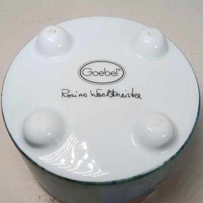 LOT 145: Signed Goebel Ceramic Cat Musical Trinket Box with Signed Cat Art