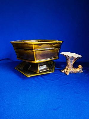 HAEGER USA POTTERY AND WEEPING 24k GOLD COVERED CORNUCOPIA VASE