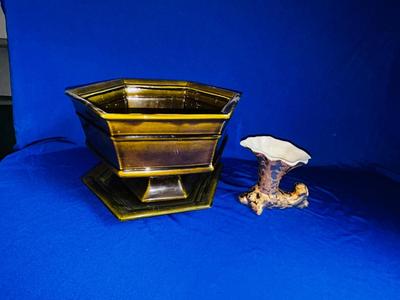 HAEGER USA POTTERY AND WEEPING 24k GOLD COVERED CORNUCOPIA VASE