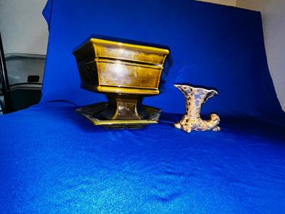 HAEGER USA POTTERY AND WEEPING 24k GOLD COVERED CORNUCOPIA VASE
