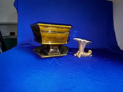 HAEGER USA POTTERY AND WEEPING 24k GOLD COVERED CORNUCOPIA VASE