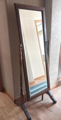 FULL LENGLETH MIRROR ON WOODEN STANG
