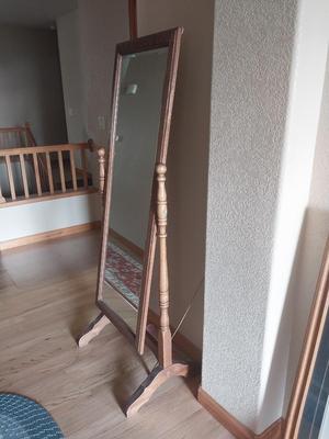 FULL LENGLETH MIRROR ON WOODEN STANG