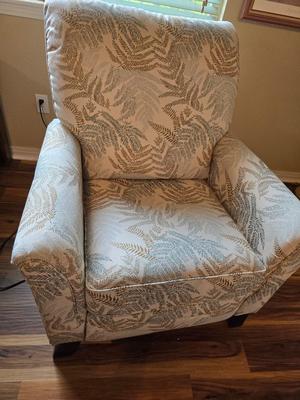 La-Z-Boy Riley Electric Power Recliner – Botanical Print with USB charging port built in! LIKE NEW comes with cover!