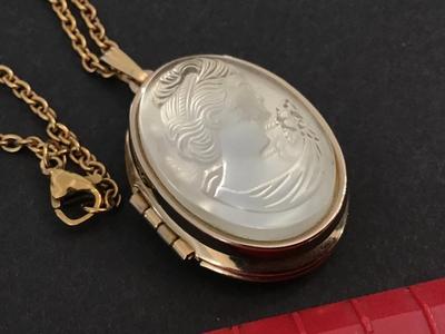 Beautiful Cameo Glass Pendant Locket Necklace