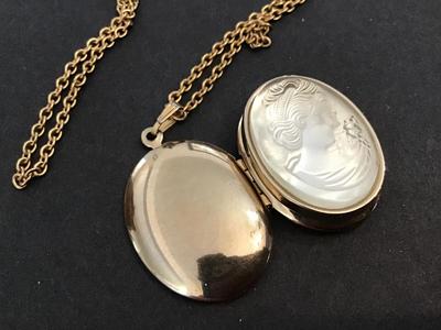 Beautiful Cameo Glass Pendant Locket Necklace