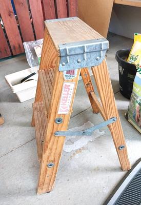WOODEN STEP LADDER