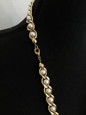Beautiful Link Gold Tone Iredescent Beaded Necklace