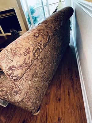 THIS SOFA IS VERY COMFY AND OFFERS UNDENIABLE ELEGANCE TO THE ROOM