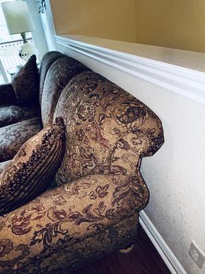 THIS SOFA IS VERY COMFY AND OFFERS UNDENIABLE ELEGANCE TO THE ROOM