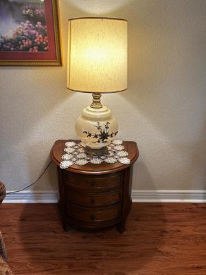 BEAUTIFUL LIKE NEW SIDE TABLE WITH DRAWERS AND INLAID WOOD PLUS CARL FALKENSTEIN? GLASS LAMP