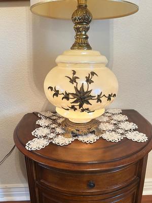 BEAUTIFUL LIKE NEW SIDE TABLE WITH DRAWERS AND INLAID WOOD PLUS CARL FALKENSTEIN? GLASS LAMP