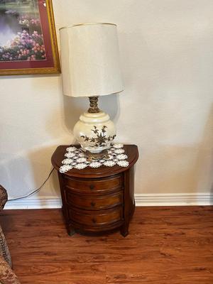 BEAUTIFUL LIKE NEW SIDE TABLE WITH DRAWERS AND INLAID WOOD PLUS CARL FALKENSTEIN? GLASS LAMP