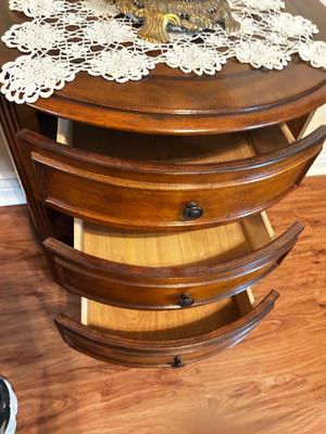 BEAUTIFUL LIKE NEW SIDE TABLE WITH DRAWERS AND INLAID WOOD PLUS CARL FALKENSTEIN? GLASS LAMP
