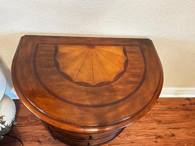 BEAUTIFUL LIKE NEW SIDE TABLE WITH DRAWERS AND INLAID WOOD PLUS CARL FALKENSTEIN? GLASS LAMP