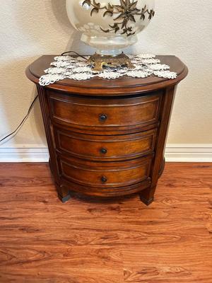 BEAUTIFUL LIKE NEW SIDE TABLE WITH DRAWERS AND INLAID WOOD PLUS CARL FALKENSTEIN? GLASS LAMP