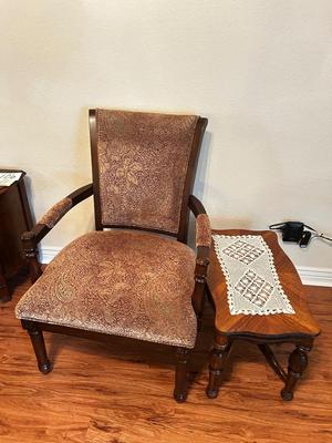 UPHOLSTERED ARM CHAIR WITH ACCENT SIDE TABLE