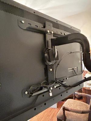50” INSIGNIA FLAT SCREEN TELEVISION W/REMOTE AND SWIVELING WALL MOUNT