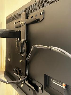 50” INSIGNIA FLAT SCREEN TELEVISION W/REMOTE AND SWIVELING WALL MOUNT