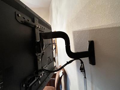 50” INSIGNIA FLAT SCREEN TELEVISION W/REMOTE AND SWIVELING WALL MOUNT