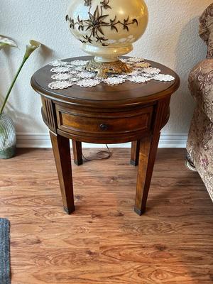 BEAUTIFUL INLAID WOOD END TABLE AND MCM LAMP