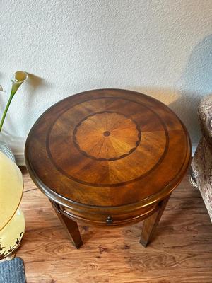 BEAUTIFUL INLAID WOOD END TABLE AND MCM LAMP