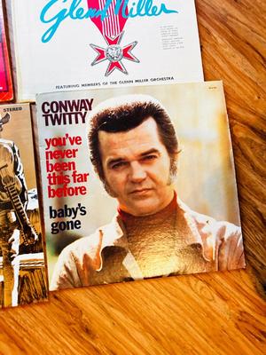 VINYL ALBUMS WITH ARTISTS CONWAY TWITTY, RAY PRICE, GLEN CAMPBELL, MARTY ROBINS AND MORE