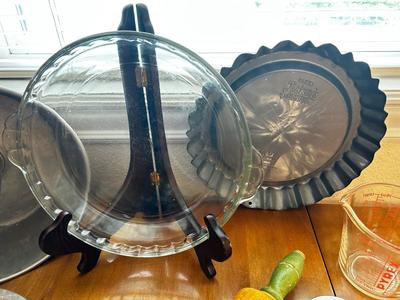 AN ASSORTMENT OF BAKEWARE