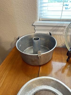 AN ASSORTMENT OF BAKEWARE