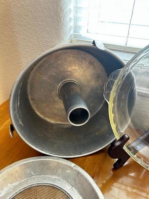 AN ASSORTMENT OF BAKEWARE