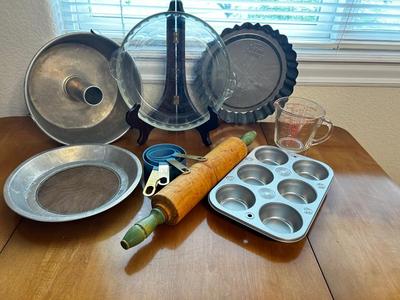 AN ASSORTMENT OF BAKEWARE
