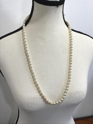 Beautiful vintage Faux pearl necklace. Nice quality.
