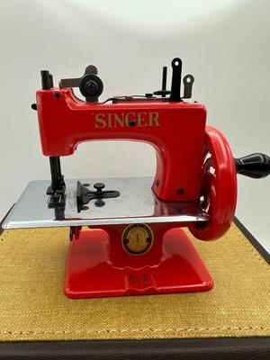 RARE RED Blackside Singer 20 Sewhandy Sewing Machine in Original Trapezoid Case