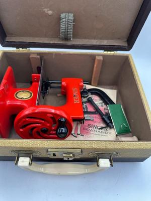 RARE RED Blackside Singer 20 Sewhandy Sewing Machine in Original Trapezoid Case