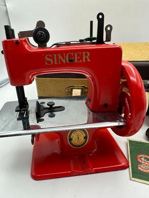 RARE RED Blackside Singer 20 Sewhandy Sewing Machine in Original Trapezoid Case