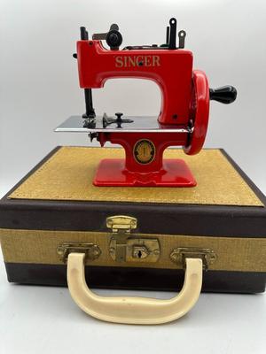 RARE RED Blackside Singer 20 Sewhandy Sewing Machine in Original Trapezoid Case