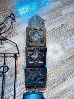 WALL ORGANIZERS AND BAROMETER