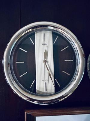 DON FALLWELL ART, MOTHER OF PEARL DECORATED PLATE FROM MEXICO AND QUARTZ WALL CLOCK