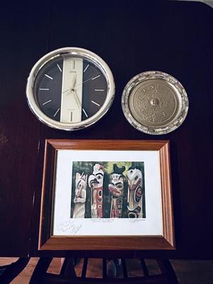 DON FALLWELL ART, MOTHER OF PEARL DECORATED PLATE FROM MEXICO AND QUARTZ WALL CLOCK