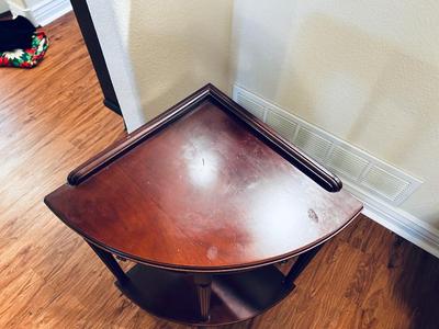 LOVELY CORNER ACCENT TABLE WITH FAUX ROSES
