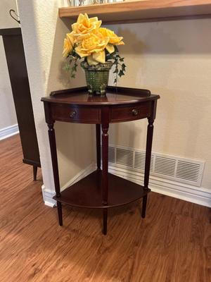 LOVELY CORNER ACCENT TABLE WITH FAUX ROSES