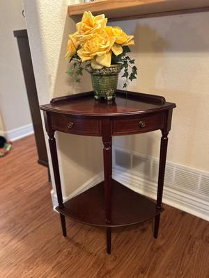 LOVELY CORNER ACCENT TABLE WITH FAUX ROSES