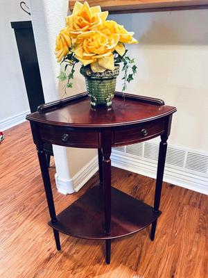 LOVELY CORNER ACCENT TABLE WITH FAUX ROSES