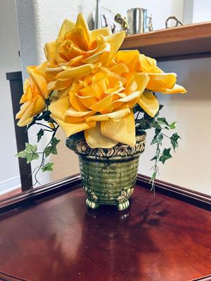 LOVELY CORNER ACCENT TABLE WITH FAUX ROSES