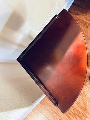 LOVELY CORNER ACCENT TABLE WITH FAUX ROSES